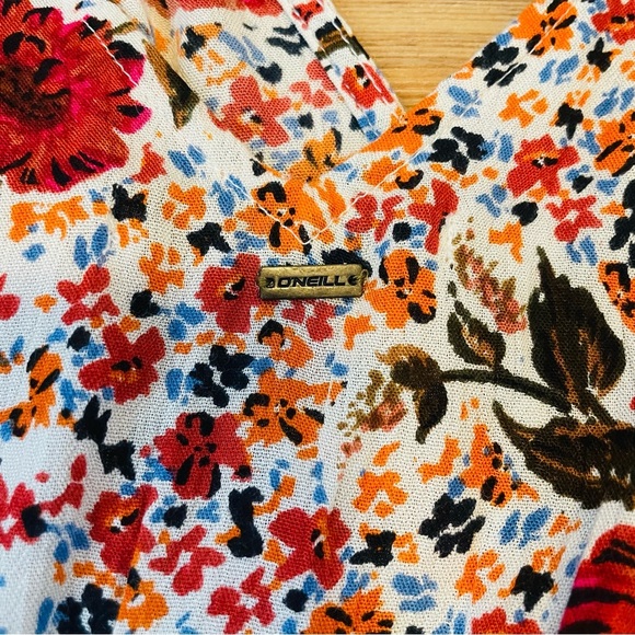 O’NEIL Womens Cropped Floral Peplum Style Tank with Hook Front V Neck - Picture 4 of 4